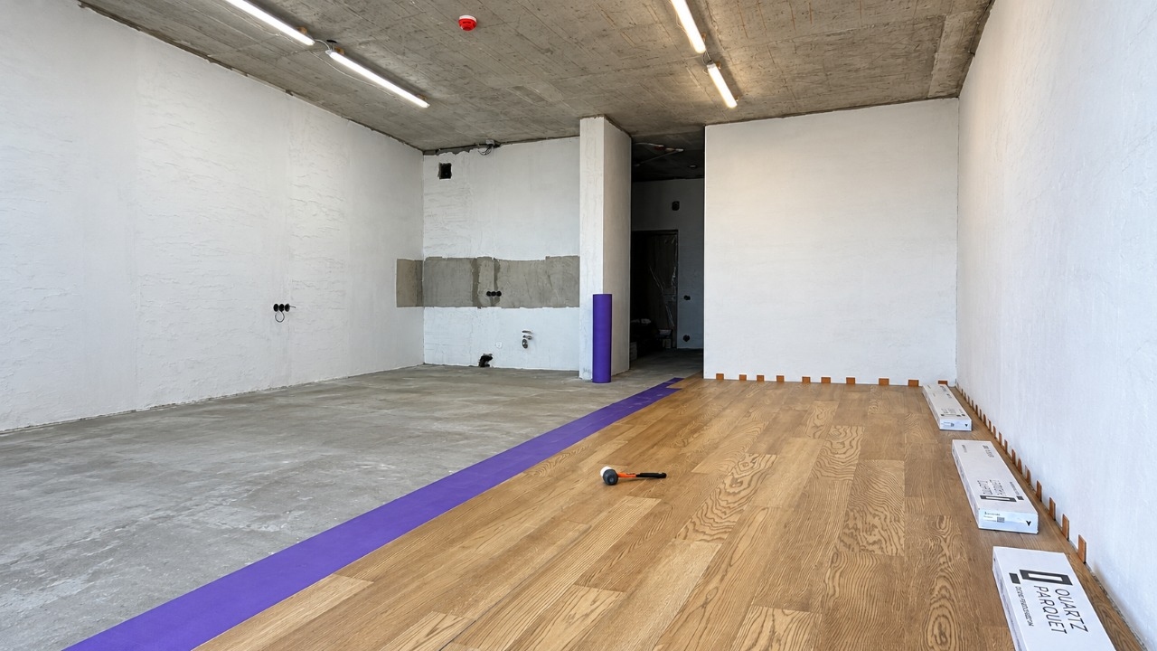 монтаж кварцевого паркета на подложку в кухне-гостинной